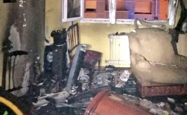 Rescatan a dos perros tras incendiarse un piso en Gijón