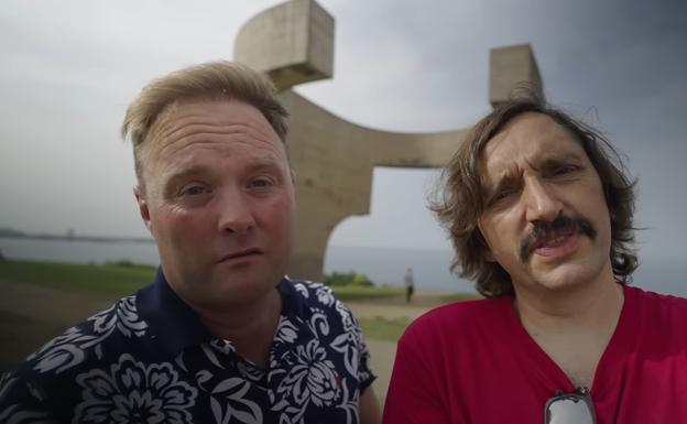 Dos famosos 'youtubers' ingleses descubren Gijón: «Es una auténtica ciudad española»