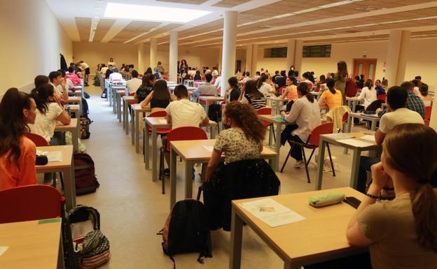 Medicina, el único grado que mantiene la nota de corte por encima de 13