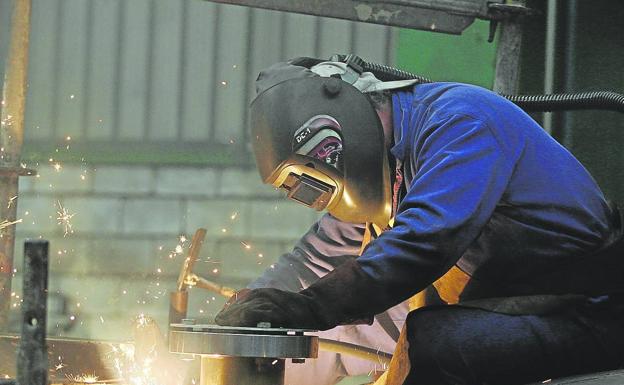 El metal asturiano muestra «claros síntomas de desaceleración», aunque el empleo crece un 4,5%