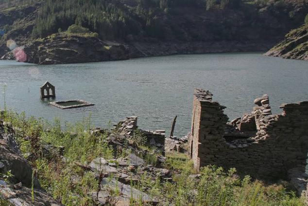 La sequía deja ver las ruinas de una antigua población bajo el embalse de Grandas de Salime