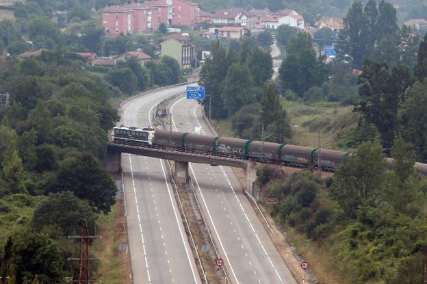 Transportes excluye la mejora de la línea de ferrocarril Lena-Gijón del Plan de Recuperación