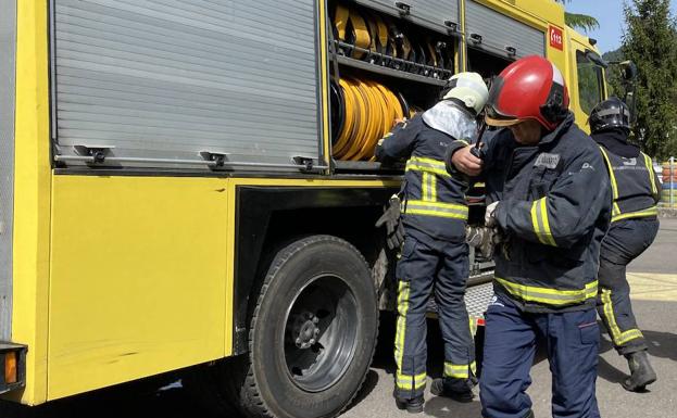 Sofocan un fuego en una nave abandonada en Lugones