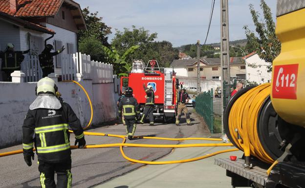 Un incendio calcina los ahumaderos de la empresa cárnica noreñense La Pilarica