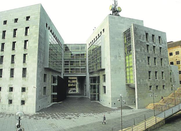 Chamorro pide «solidaridad» al rector para reunificar los juzgados en Llamaquique