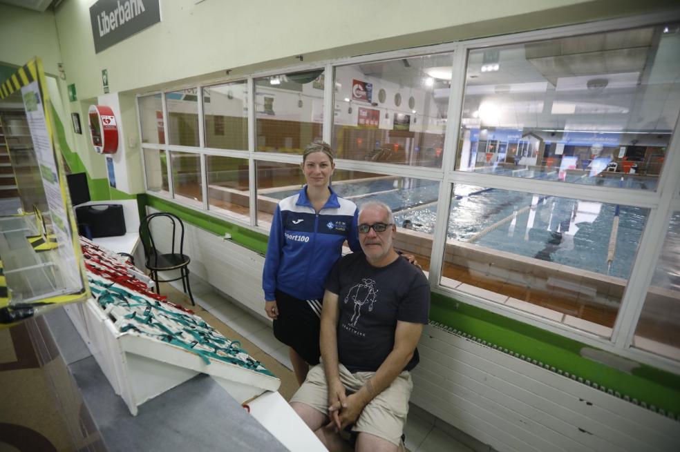 Últimos baños en el Manuel Llaneza de Mieres: «Cuesta creer que no volveremos»