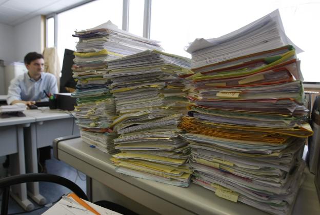 Deudas de cinco euros o las fotos de un hijo retrasan los juzgados