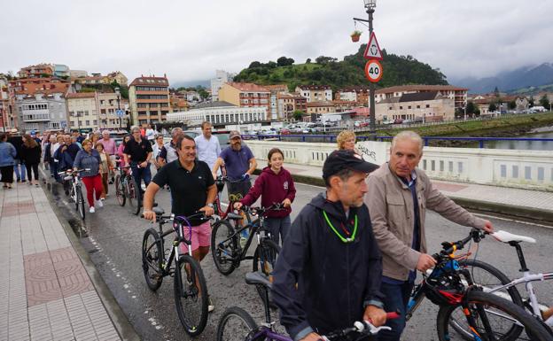 Peatones y ciclistas exigen un carril bici en la futura obra del puente de Ribadesella