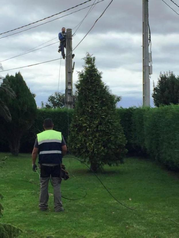 Vecinos de Quintueles recogen firmas para tener fibra óptica