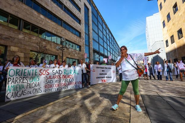 Las trabajadoras de ayuda a domicilio continúan la huelga y acampan en Oviedo