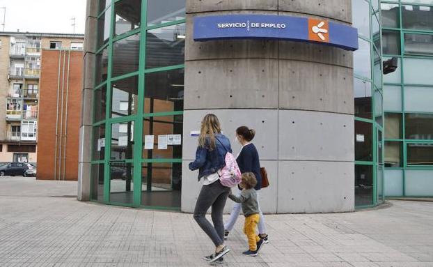 El final de la temporada veraniega interrumpe seis meses de bajada del paro en Asturias