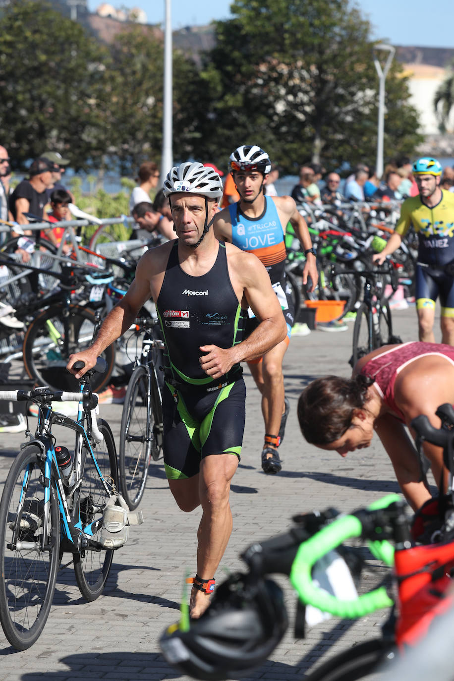 Fotos: Casi 150 deportistas compiten en el regreso del Triatlón del ...