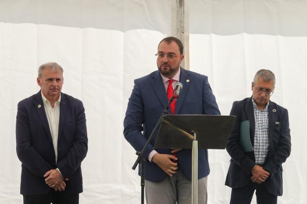 Barbón y Morán abren la vía al acuerdo para que el lobo «sea compatible» con la ganadería