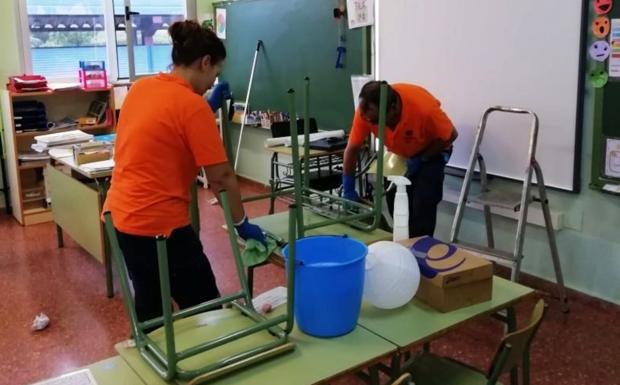 Emulsa adecenta 41 centros escolares de Gijón antes del inicio de curso