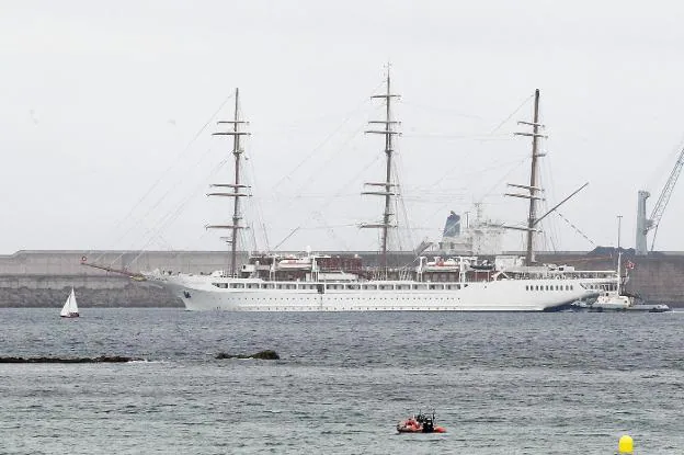 69 turistas llegan a Gijón a bordo del crucero 'Sea Cloud Spirit'