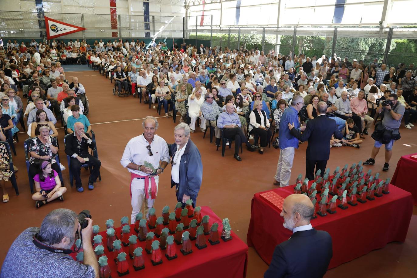 Gran homenaje grupista a los socios de mérito y de honor