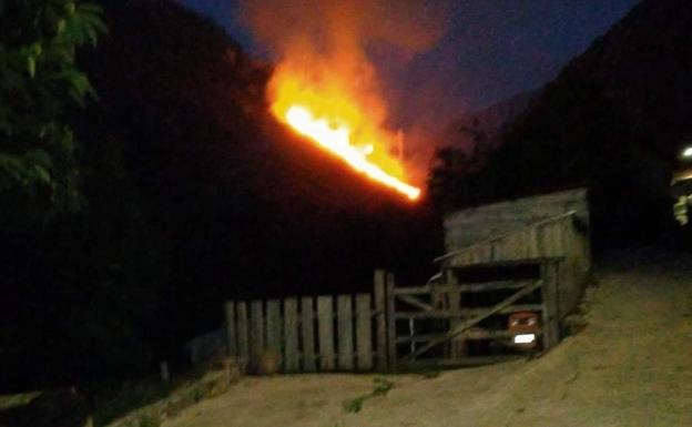 Dos incendios de monte bajo alertan a los vecinos del Nalón