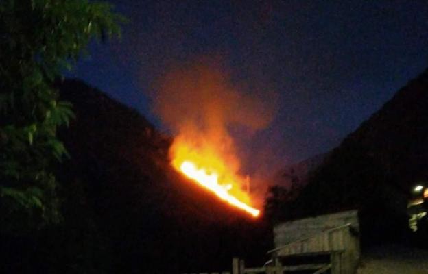 Un incendio mantuvo en vilo a La Foz ante la cercanía de las llamas a las viviendas