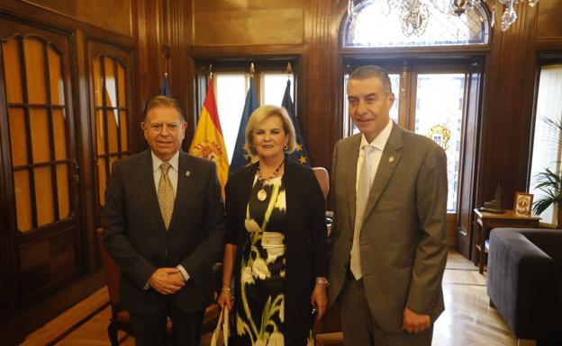 El Ayuntamiento de Oviedo y el Grupo Pachuca se reúnen para hablar «de un proyecto integral» común