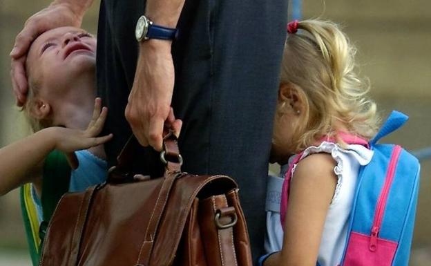 Por qué no deberías publicar en redes sociales fotos del primer día de cole de tu hijo