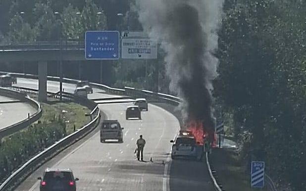 Un incendio calcina una furgoneta en la A-64
