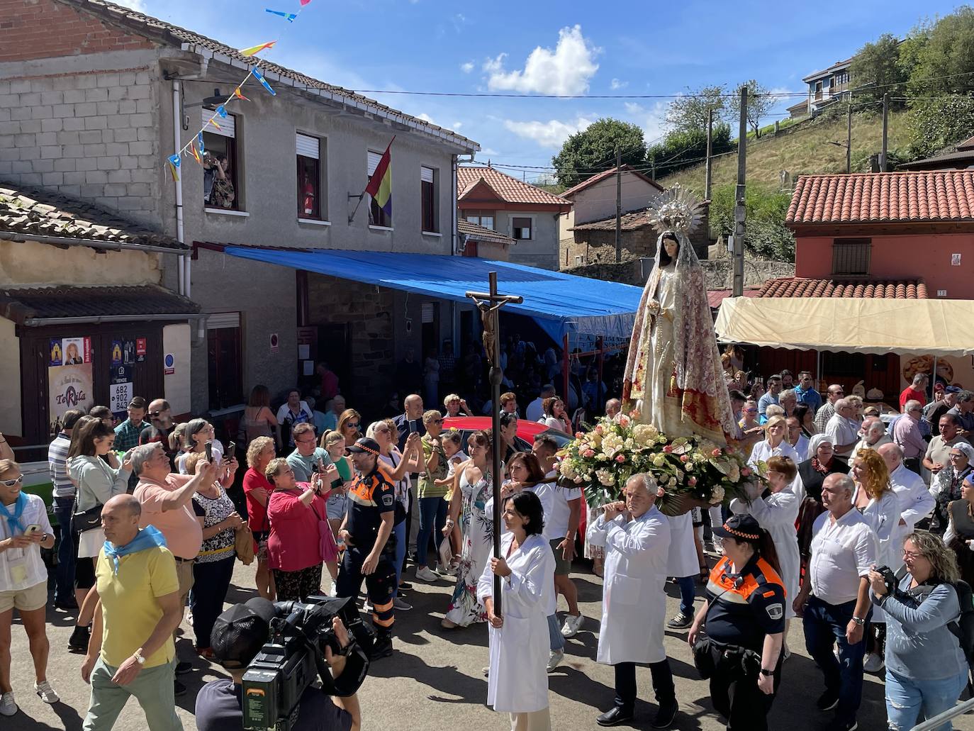 El Carbayu recupera la procesión a hombros de los sanitarios