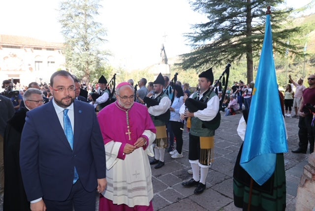 Tradición en un reivindicativo Día de Asturias en Covadonga