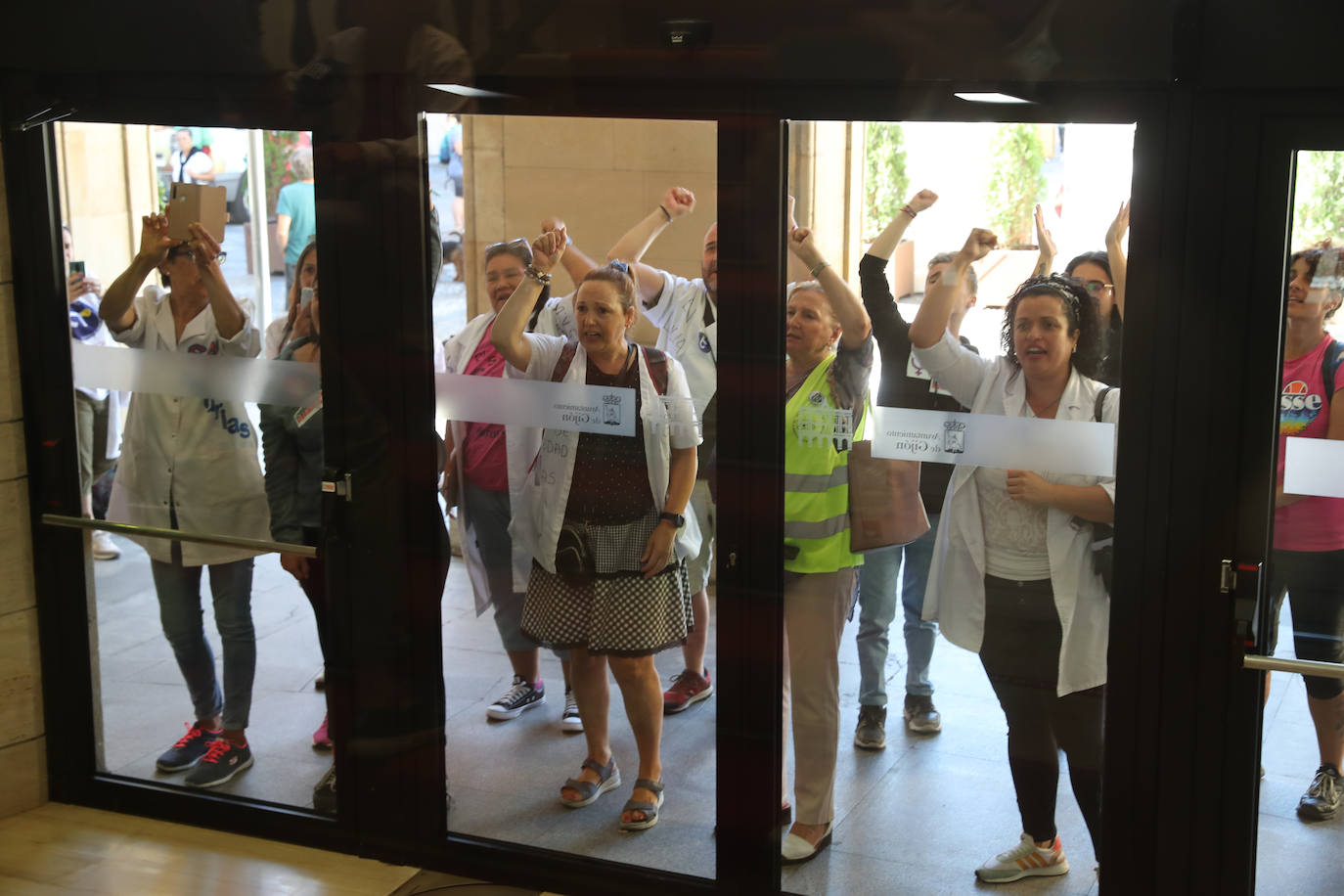 Protestas de las trabajadoras de ayuda a domicilio en el Ayuntamiento de Gijón