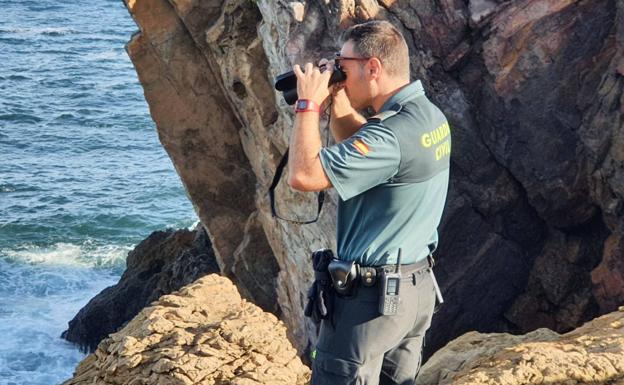 Por tierra, mar y aire: intensa búsqueda del pescador ovetense de 32 años en San Juan