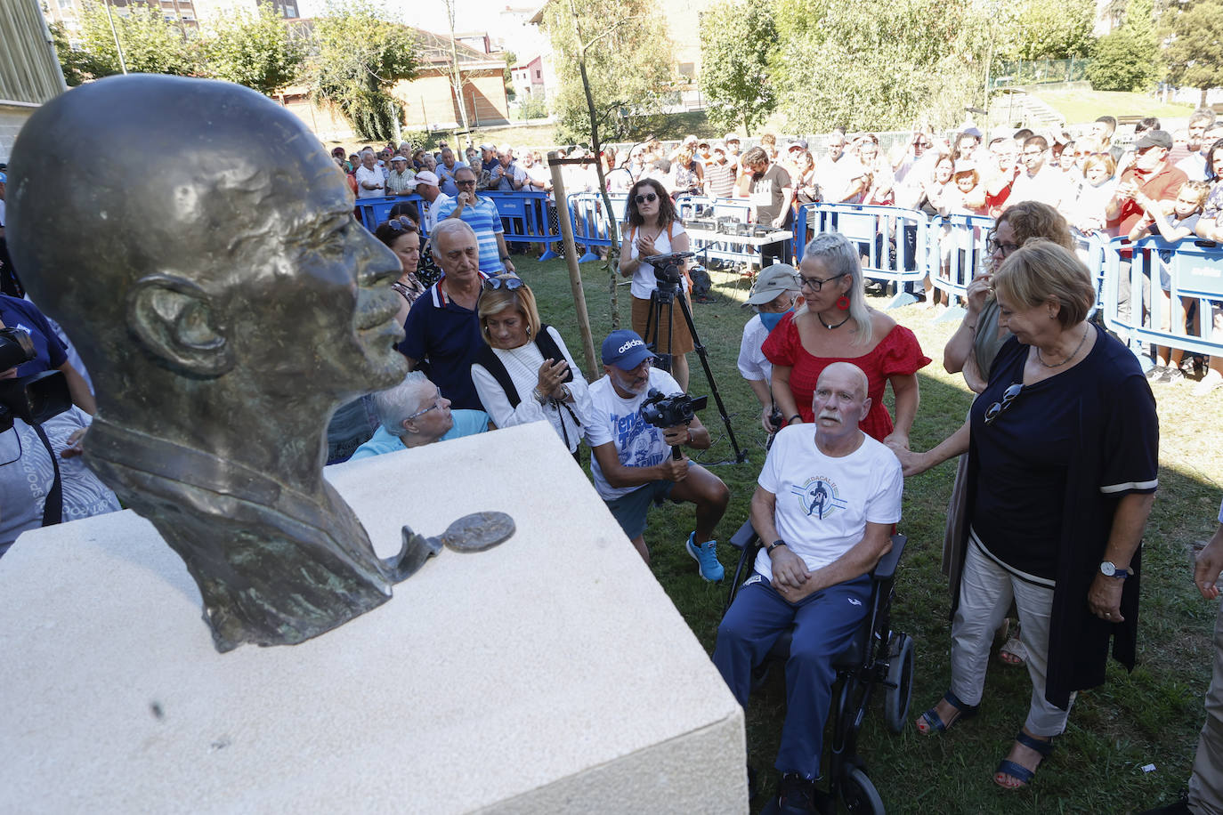 Avilés salda su deuda con Dacal, «gran leyenda del deporte»