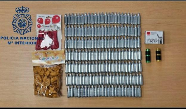 La Policía detiene en Oviedo a tres jóvenes con 160 cápsulas de 'gas de la risa' para su distribución