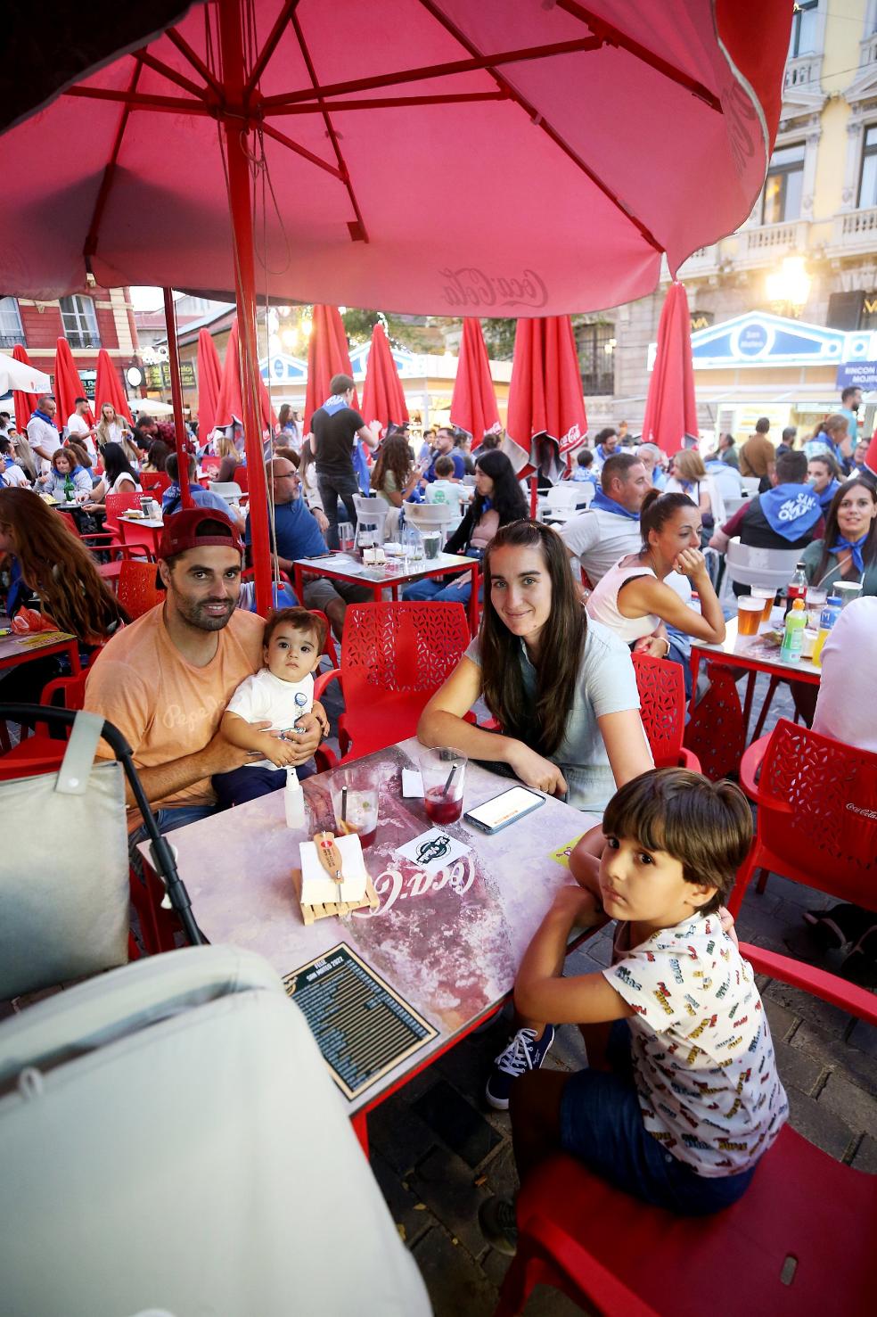 «Ambientazo» para inaugurar las casetas hosteleras