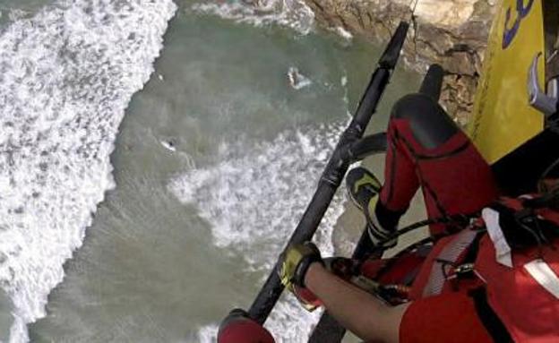 Rescatan a un hombre que se quedó atrapado por la marea en la playa de Aguilar