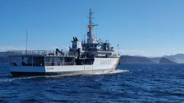 Un buque oceánico se incorpora a la búsqueda del pescador en San Juan
