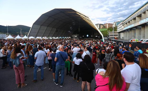 El concierto de Leiva en Oviedo se retrasa por un problema en el transporte