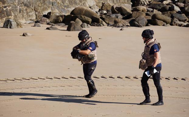 Amplio operativo en Ribadesella para retirar de la playa lo que parece «una piña o un juguete antiguo»
