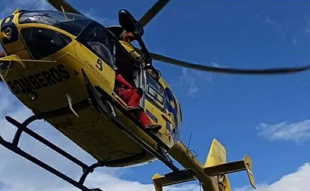 Evacúan en helicóptero a un senderista que se lesionó la rodilla en una ruta en Bulnes