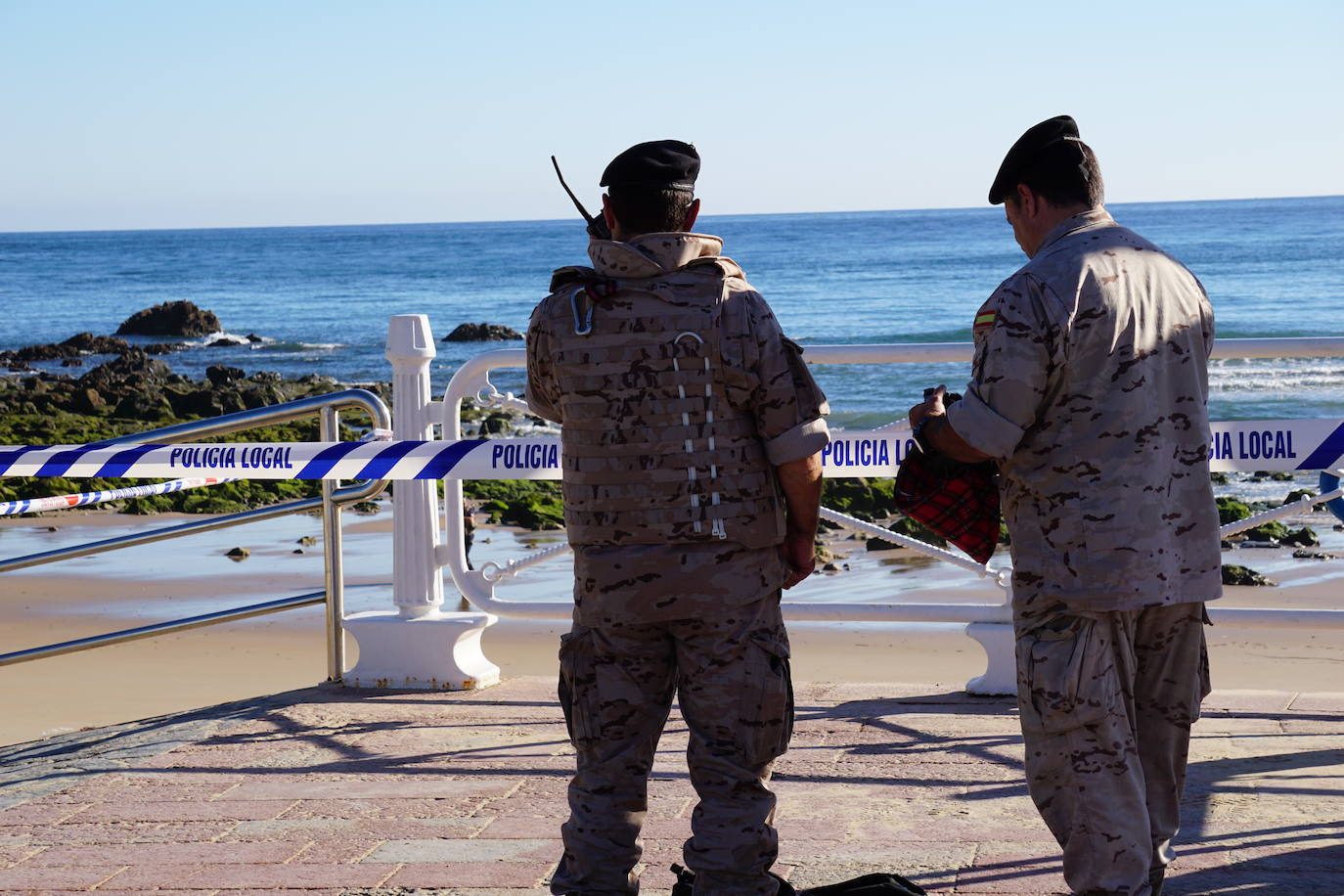 Gran despliegue en Ribadesella para retirar el artefacto hallado en la playa