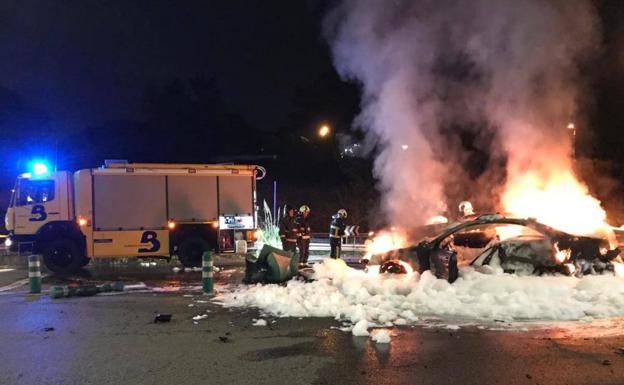 Se estrella borracho contra la mediana de la avenida de Gijón y el coche acaba calcinado