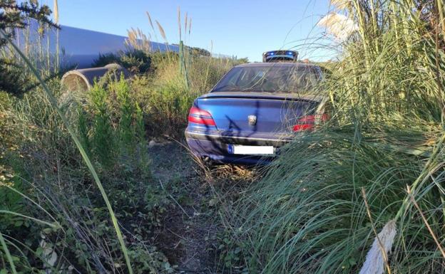 Da positivo por alcohol tras salirse de la calzada con su vehículo en la carretera del faro de Avilés