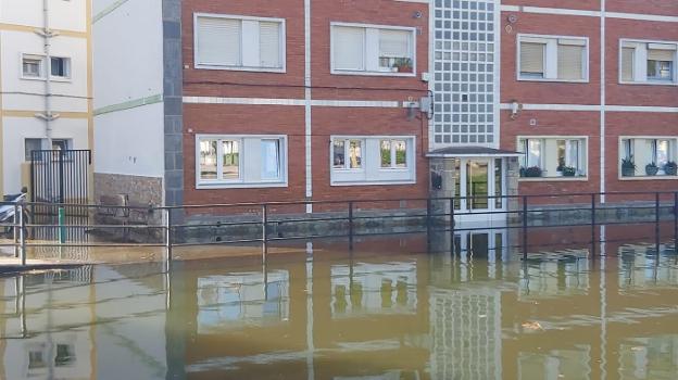 El barrio vegadense de El Fondrigo se inunda otra vez al llegar las mareas vivas