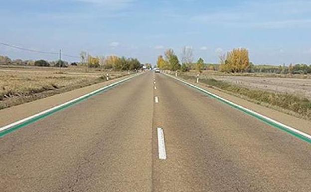 ¿Qué significan las líneas verdes y azules en la carretera?