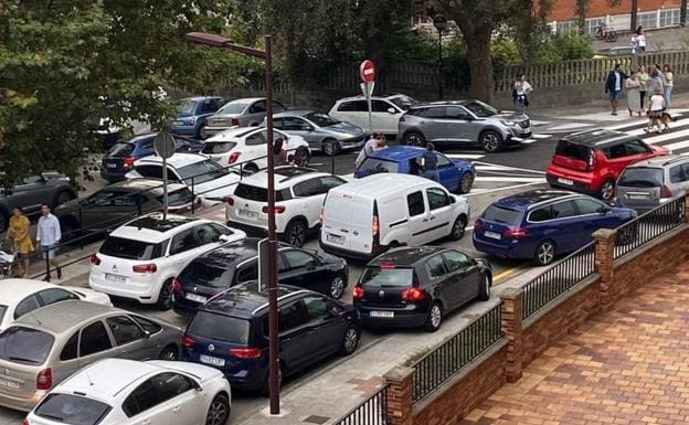 El nuevo sentido único en la calle Pepe Ortiz provoca un caos de tráfico en Ceares