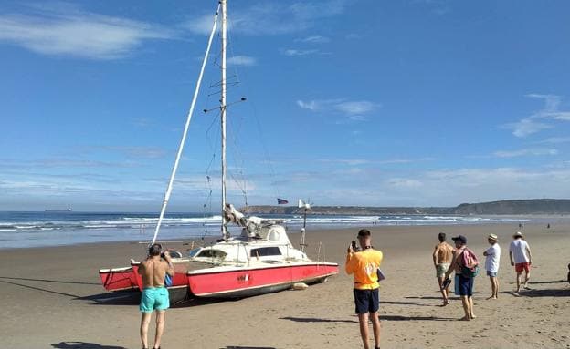 Un trimarán francés aparece varado en la playa de Salinas