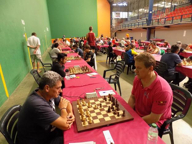 Un centenar de ajedrecistas disputan el torneo del Grupo