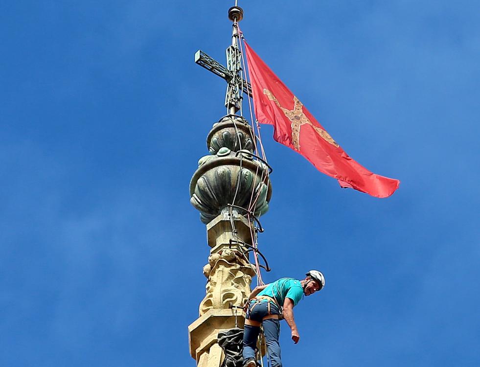 La Catedral de Oviedo, coronada por una bandera, anuncia el Jubileo