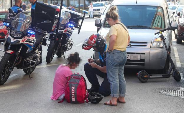 Herida la conductora de un patinete al ser arrollada por una furgoneta en Gijón