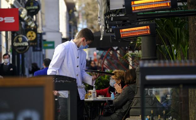 El salario medio sube a 2.153 euros con un fuerte repunte en la hostelería