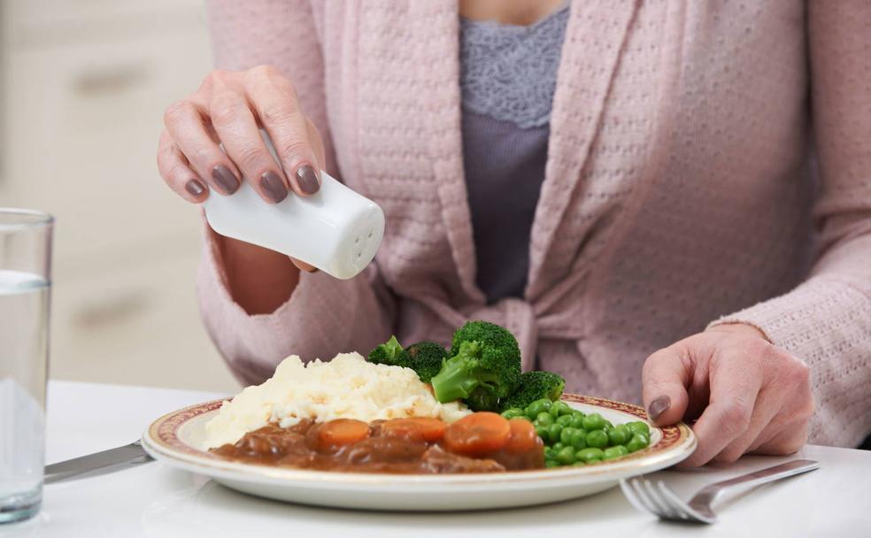 Por qué no se debe salar las comidas después de cocinarlas