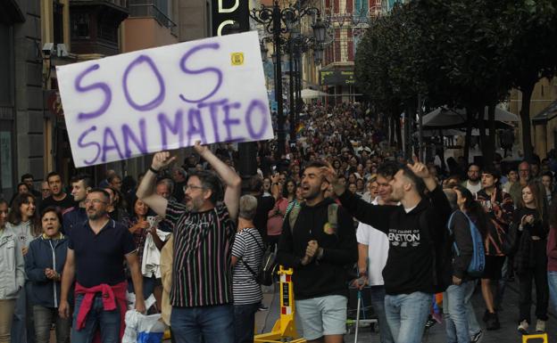 Protestas contra el modelo de San Mateo: «Canteli despierta, el pueblo pide fiesta»